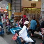 La file d'attente des voitures bleues devant les boutiques de souvenirs