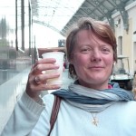 Aude, la responsable nationale du transport venue nous faire ses adieux, goute un munster bien de chez nous.